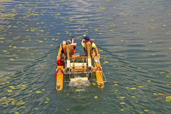 Dva Muže Jízda Plovoucí Šlapací Kolo Lodí Přes Jezero — Stock fotografie