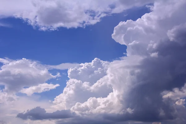 白い雲を背景にした青い空 — ストック写真