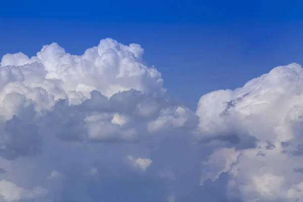 蓝色天空与白云作为水手背景 — 图库照片