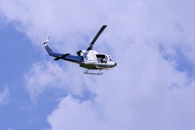 Gökyüzü mavi helikopter uçuş