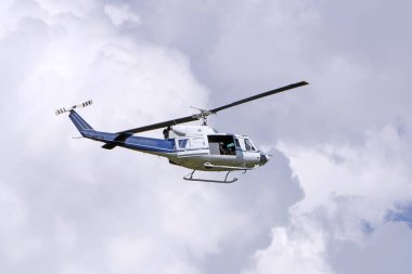 Gökyüzü mavi helikopter uçuş