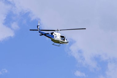 Gökyüzü mavi helikopter uçuş