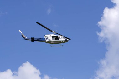 Gökyüzü mavi helikopter uçuş