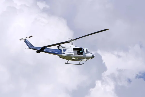 Блакитний Вертоліт Польоту Небі — стокове фото