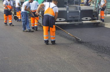 İnşaat işçileri asfaltlama ve yol tamir