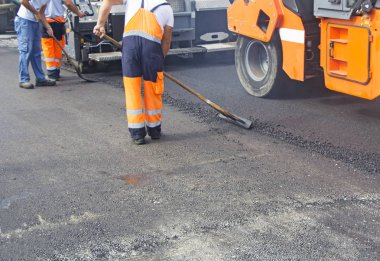 İnşaat işçileri asfaltlama ve yol repai üzerinde