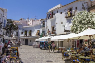 Ibiza, İspanya - 21 Haziran 2017. Ibiza eski kasaba sokaklarında Dalt Vila restoranlar bol görüntüleyin. Ibiza Akdeniz'de bulunur Balear Adaları biridir