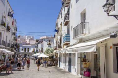 Ibiza, İspanya - 21 Haziran 2017. Ibiza eski kasaba sokaklarında Dalt Vila restoranlar bol görüntüleyin. Ibiza Akdeniz'de bulunur Balear Adaları biridir