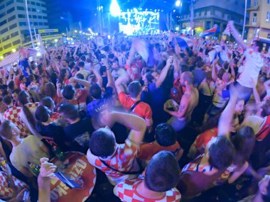Zagreb, Hırvatistan - 21 Haziran Hırvat futbol taraftarları Ban Jelacic Meydanı ' nda 2018 Dünya Kupası Rusya Arjantin vs Hırvatistan Zagreb, Hırvatistan ' 21 Haziran 2018 üzerinde maç izlerken