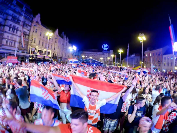 Zagreb Croacia Junio Aficionados Croatas Fútbol Plaza Ban Jelacic Viendo —  Fotos de Stock