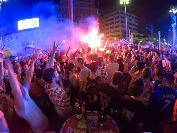 克罗地亚萨格勒布 6月21日克罗地亚足球迷在禁令 Jelacic 广场观看2018世界杯俄罗斯比赛阿根廷 克罗地亚2018年6月21日在克罗地亚萨格勒布 — 图库照片