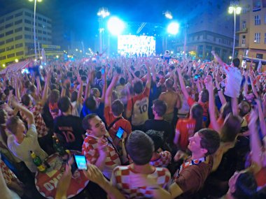 Zagreb, Hırvatistan - 21 Haziran Hırvat futbol taraftarları Ban Jelacic Meydanı ' nda 2018 Dünya Kupası Rusya Arjantin vs Hırvatistan Zagreb, Hırvatistan ' 21 Haziran 2018 üzerinde maç izlerken
