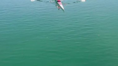 İki genç rowers bir yarış kürekçi tekne, tam Hd video