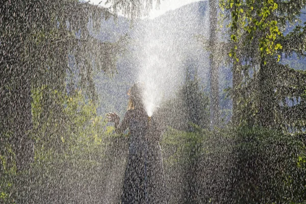 Ung Kvinna Vattning Gräsmatta Gården Till Huset Bakgrund Solljus — Stockfoto