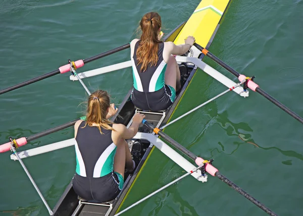 Deux Jeunes Femmes Ramant Course Dans Lac — Photo