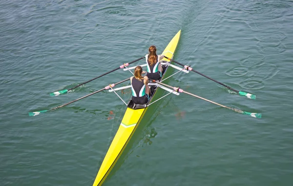 Deux Jeunes Femmes Ramant Course Dans Lac — Photo