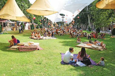 Zagreb, Hırvatistan - 7 Temmuz 2018: Şehir Park ne zaman birçok kişi kitap ve içecekler Zrinjevac Parkı Zagreb, Hırvatistan'nda okuma ile sosyalleşme Zrinjevac açık Festivali.