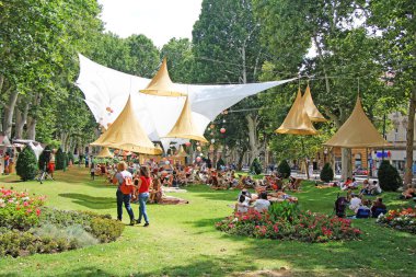 Zagreb, Hırvatistan - 7 Temmuz 2018: Şehir Park ne zaman birçok kişi kitap ve içecekler Zrinjevac Parkı Zagreb, Hırvatistan'nda okuma ile sosyalleşme Zrinjevac açık Festivali.