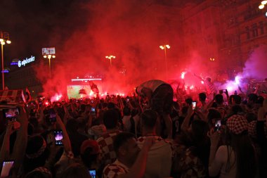 Zagreb, Hırvatistan - Ban Jelacic Meydanı ' nda Temmuz 07 Hırvat futbol taraftarları 2018 Dünya Kupası Rusya Rusya vs Hırvatistan Zagreb, Emili23cinsiyet 07 Temmuz 2018 üzerinde maç izlerken