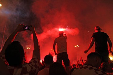 Zagreb, Hırvatistan - Ban Jelacic Meydanı ' nda Temmuz 07 Hırvat futbol taraftarları 2018 Dünya Kupası Rusya Rusya vs Hırvatistan Zagreb, Emili23cinsiyet 07 Temmuz 2018 üzerinde maç izlerken
