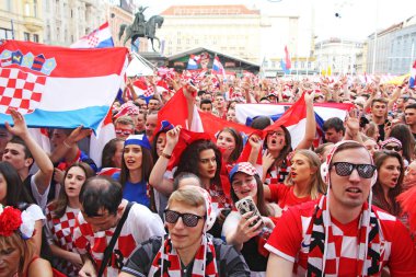 Zagreb, Hırvatistan - Ban Jelacic Meydanı ' nda Temmuz 07 Hırvat futbol taraftarları 2018 Dünya Kupası Rusya Rusya vs Hırvatistan Zagreb, Emili23cinsiyet 07 Temmuz 2018 üzerinde maç izlerken