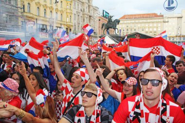 Zagreb, Hırvatistan - Ban Jelacic Meydanı ' nda Temmuz 07 Hırvat futbol taraftarları 2018 Dünya Kupası Rusya Rusya vs Hırvatistan Zagreb, Emili23cinsiyet 07 Temmuz 2018 üzerinde maç izlerken