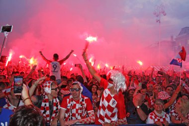 Zagreb, Hırvatistan - Ban Jelacic Meydanı ' nda Temmuz 07 Hırvat futbol taraftarları 2018 Dünya Kupası Rusya Rusya vs Hırvatistan Zagreb, Emili23cinsiyet 07 Temmuz 2018 üzerinde maç izlerken