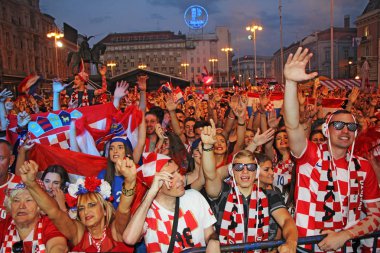 Zagreb, Hırvatistan - Ban Jelacic Meydanı ' nda Temmuz 07 Hırvat futbol taraftarları 2018 Dünya Kupası Rusya Rusya vs Hırvatistan Zagreb, Emili23cinsiyet 07 Temmuz 2018 üzerinde maç izlerken