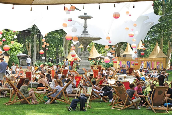 Zagreb, Hırvatistan - 7 Temmuz 2018: Şehir Park ne zaman birçok kişi kitap ve içecekler Zrinjevac Parkı Zagreb, Hırvatistan'nda okuma ile sosyalleşme Zrinjevac açık Festivali.