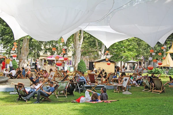 Zagreb, Hırvatistan - 7 Temmuz 2018: Şehir Park ne zaman birçok kişi kitap ve içecekler Zrinjevac Parkı Zagreb, Hırvatistan'nda okuma ile sosyalleşme Zrinjevac açık Festivali.
