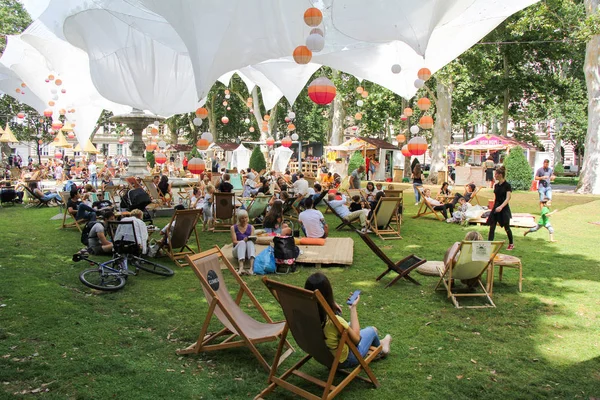 Zagreb, Hırvatistan - 7 Temmuz 2018: Şehir Park ne zaman birçok kişi kitap ve içecekler Zrinjevac Parkı Zagreb, Hırvatistan'nda okuma ile sosyalleşme Zrinjevac açık Festivali.