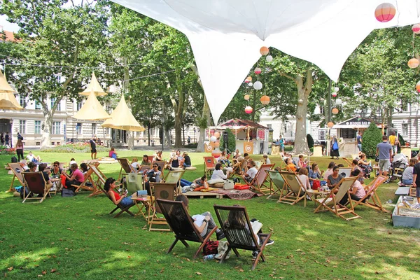 Zagreb, Hırvatistan - 7 Temmuz 2018: Şehir Park ne zaman birçok kişi kitap ve içecekler Zrinjevac Parkı Zagreb, Hırvatistan'nda okuma ile sosyalleşme Zrinjevac açık Festivali.