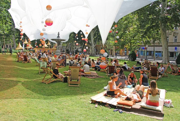 Zagreb, Hırvatistan - 7 Temmuz 2018: Şehir Park ne zaman birçok kişi kitap ve içecekler Zrinjevac Parkı Zagreb, Hırvatistan'nda okuma ile sosyalleşme Zrinjevac açık Festivali.