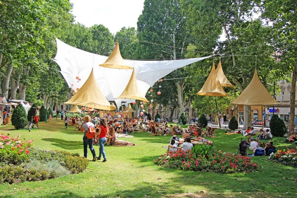 Zagreb, Hırvatistan - 7 Temmuz 2018: Şehir Park ne zaman birçok kişi kitap ve içecekler Zrinjevac Parkı Zagreb, Hırvatistan'nda okuma ile sosyalleşme Zrinjevac açık Festivali.