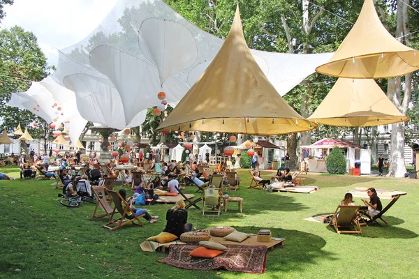 Zagreb, Hırvatistan - 7 Temmuz 2018: Şehir Park ne zaman birçok kişi kitap ve içecekler Zrinjevac Parkı Zagreb, Hırvatistan'nda okuma ile sosyalleşme Zrinjevac açık Festivali.