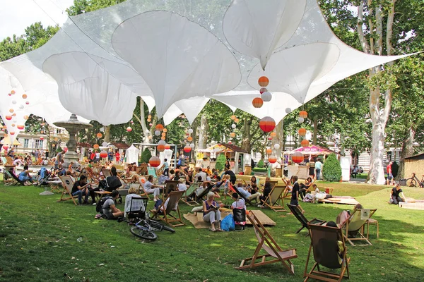 Zagreb, Hırvatistan - 7 Temmuz 2018: Şehir Park ne zaman birçok kişi kitap ve içecekler Zrinjevac Parkı Zagreb, Hırvatistan'nda okuma ile sosyalleşme Zrinjevac açık Festivali.