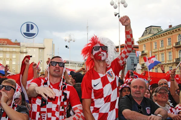 Zagreb, Hırvatistan - Ban Jelacic Meydanı ' nda Temmuz 07 Hırvat futbol taraftarları 2018 Dünya Kupası Rusya Rusya vs Hırvatistan Zagreb, Emili23cinsiyet 07 Temmuz 2018 üzerinde maç izlerken
