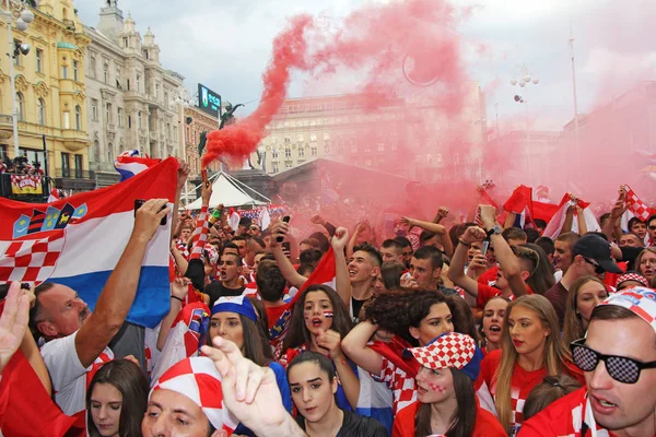 Zagreb Kroatien Juli Kroatiske Fodboldfans Ban Jelacic Square Ser 2018 - Stock-foto