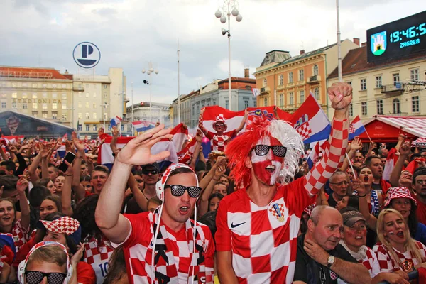 Zagreb Croacia Julio Aficionados Fútbol Croata Plaza Ban Jelacic Viendo —  Fotos de Stock
