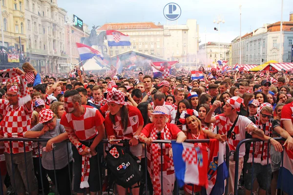 Zagreb Croacia Julio Aficionados Fútbol Croata Plaza Ban Jelacic Viendo —  Fotos de Stock