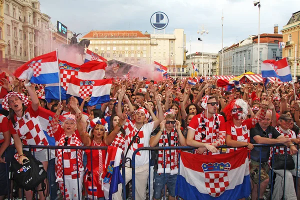 Zagreb Croacia Julio Aficionados Fútbol Croata Plaza Ban Jelacic Viendo —  Fotos de Stock