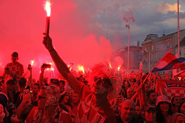 Zagreb Croacia Julio Aficionados Fútbol Croata Plaza Ban Jelacic Viendo —  Fotos de Stock