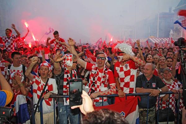 Zagreb Croatia Julho Torcedores Futebol Croata Praça Ban Jelacic Assistindo — Fotografia de Stock