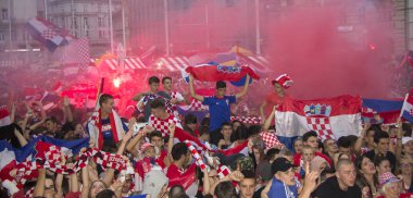 Zagreb, Hırvatistan - 11 Temmuz Hırvat futbol taraftarları Ban Jelacic Meydanı ' nda 2018 Dünya Kupası Rusya Hırvatistan – İngiltere'de 11 Temmuz 2018 Zagreb'de Emili23cinsiyet maç izlerken