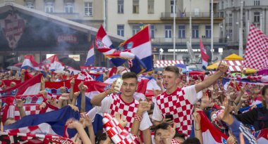 Zagreb, Hırvatistan - 11 Temmuz Hırvat futbol taraftarları Ban Jelacic Meydanı ' nda 2018 Dünya Kupası Rusya Hırvatistan – İngiltere'de 11 Temmuz 2018 Zagreb'de Emili23cinsiyet maç izlerken