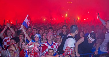 Zagreb, Hırvatistan - 11 Temmuz Hırvat futbol taraftarları Ban Jelacic Meydanı ' nda 2018 Dünya Kupası Rusya Hırvatistan – İngiltere'de 11 Temmuz 2018 Zagreb'de Emili23cinsiyet maç izlerken