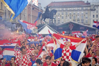 Zagreb, Hırvatistan - 11 Temmuz Hırvat futbol taraftarları Ban Jelacic Meydanı ' nda 2018 Dünya Kupası Rusya Hırvatistan – İngiltere'de 11 Temmuz 2018 Zagreb'de Emili23cinsiyet maç izlerken