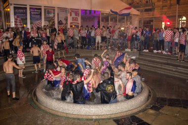 Zagreb, Hırvatistan - 11 Temmuz Hırvat futbol taraftarları Hırvatistan – İngiltere 2018 FIFA Dünya Kupası Rusya Mandusevac çeşmeler Zagreb, Hırvatistan'daki 11 Temmuz 2018 Ban Josip Jelacic meydanında maçtan sonra