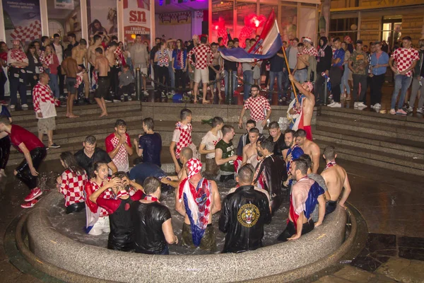 Zagreb, Hırvatistan - 11 Temmuz Hırvat futbol taraftarları Hırvatistan – İngiltere 2018 FIFA Dünya Kupası Rusya Mandusevac çeşmeler Zagreb, Hırvatistan'daki 11 Temmuz 2018 Ban Josip Jelacic meydanında maçtan sonra
