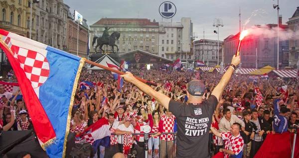 Zagreb Croacia Julio Aficionados Fútbol Croata Plaza Ban Jelacic Viendo —  Fotos de Stock